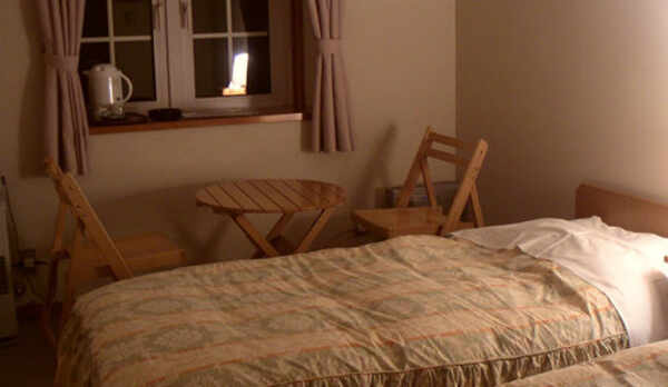 清潔なバストイレ付ツインルーム（禁煙）