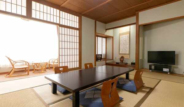 和室一例　明るい日差しが差し込む大きな窓、広縁あり