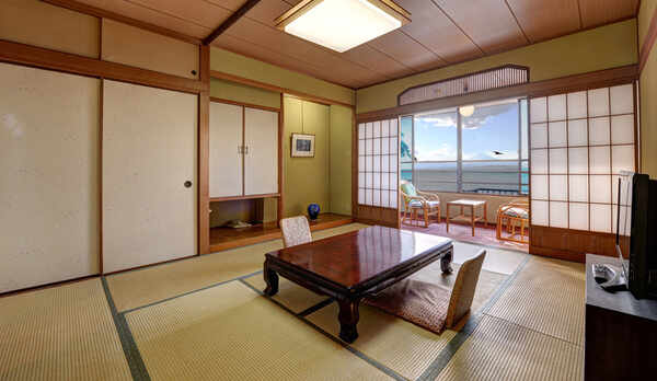 *【湘南海岸ビュー和室】昼には穏やかな海を行き交う船や海鳥の姿を望むことができます。