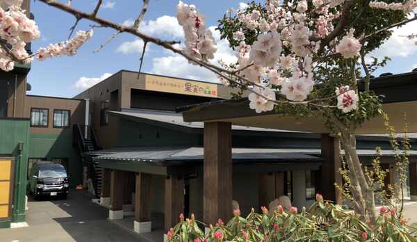 外観　季節の花々と共にお客様のお越しをお待ちしております。