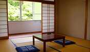 *和室（８畳・一例）　ご夫婦やカップルにもおすすめ。ちょうどいい広さが二人の会話を弾ませます。