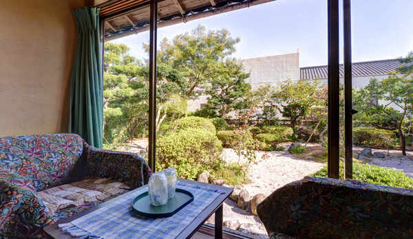 *和室4.5畳（客室一例）/お部屋から望む四季を彩る景観美に心和むひと時。