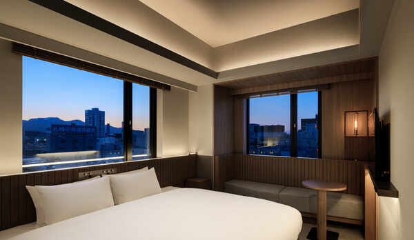 コーナーキングダブル【広さ20平米、幅200cmキングベッド、◆角部屋◆大きな窓：２面】