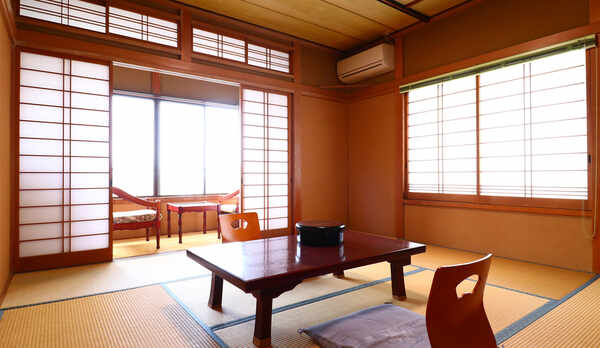 お部屋◆2階和室8畳　窓からは海が眺望できます