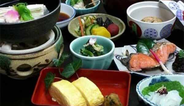 湯豆腐や出汁巻、お浸しなどのおばんざい盛り沢山の和朝食