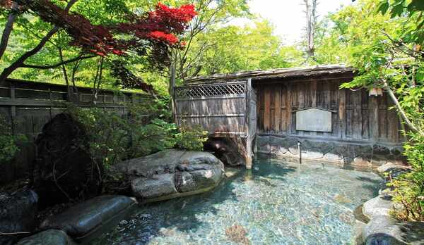 *澄んだ空気に囲まれた、季節の風が心地よい露天風呂