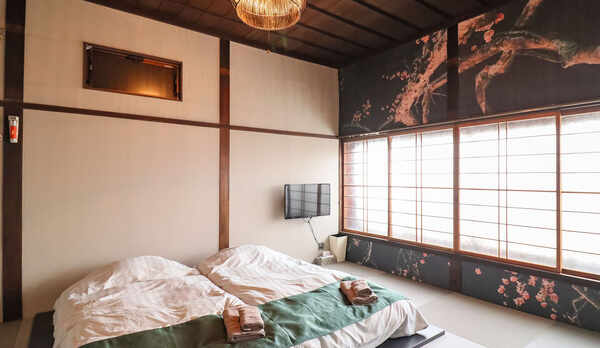 ・＜和室（花）＞和室でありながらシックな雰囲気をもつ華やかなお部屋「花」