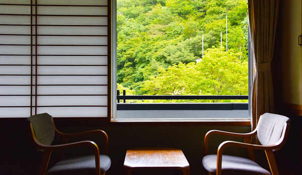 ・【眺望】お部屋の窓から山の緑をお楽しみいただけます