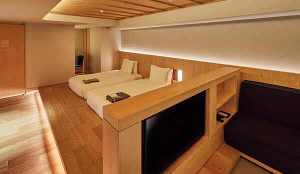 【プレミアムスイート】海側のツインルームで、露天風呂の温泉を備えております。