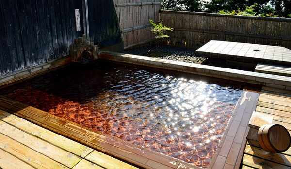 露天風呂「朱鷺の舞湯」浴室