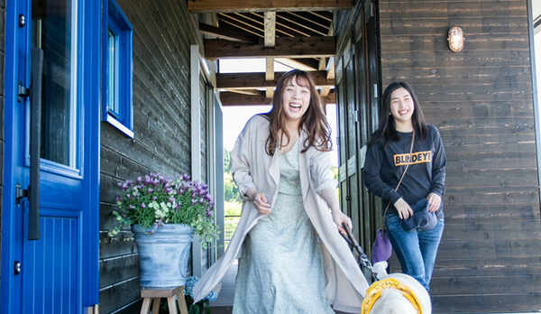 宿泊棟の玄関前