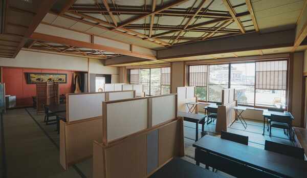 衝立で仕切られた会食場