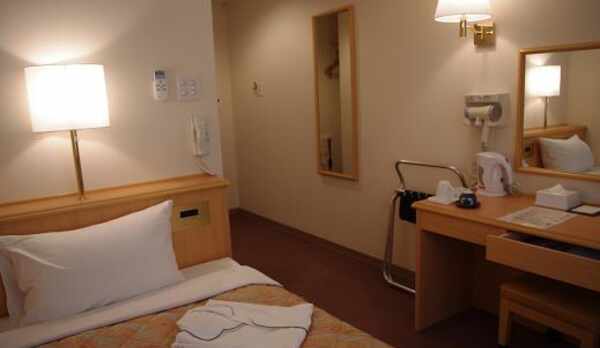 エコノミースタンダードルーム【喫煙】　セミダブルベッド　羽毛掛け布団・パイプフェザー枕です。