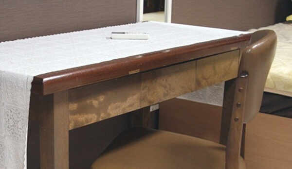 ・207号室　16畳の空間にベッドやデスク、ローテーブルのある快適な客室です！