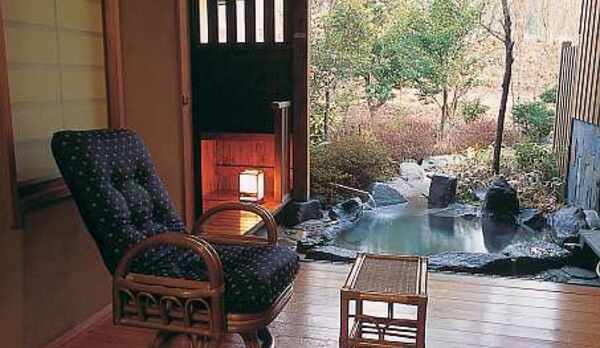 露天風呂付き１間　縁側よりなでしこ部屋からの露天風呂