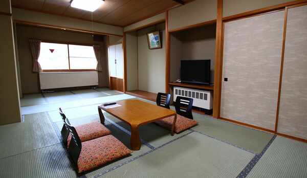 自然を望む眺望客室【和室15〜17畳】窓から山頂を結ぶゴンドラもご覧いただけます。