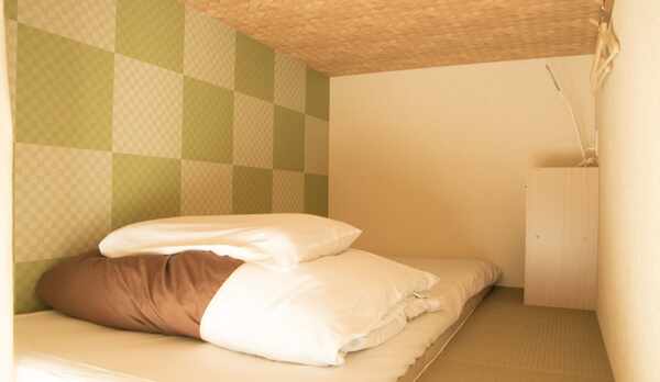 男女共用のドミトリー　布団脇に荷物を置ける広々設計♪