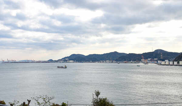 *【客室一例：和室7.5畳】ゆったりと流れる関門海峡の景色をお楽しみください。