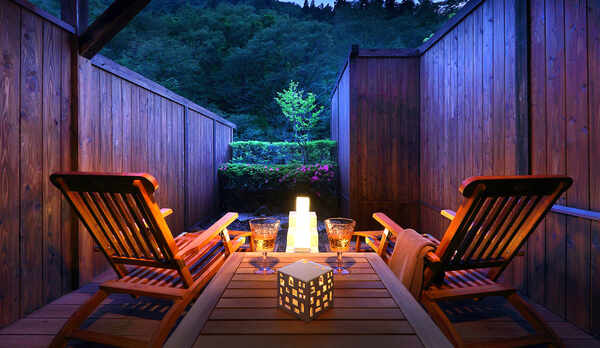 五百川の渓谷沿いの湯あがりテラス