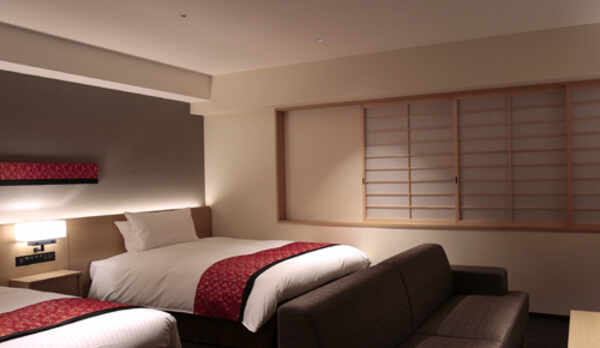 【デラックスツイン】ソファやティーテーブルをゆったりと配した設え