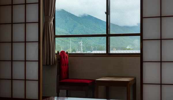 【梓館和室】遠くに山並みを望む梓館基本和室（お部屋により眺望が異なります）