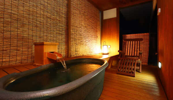 ＃【客室一例＿露天風呂付特別客室】信楽焼の露天風呂と、お部屋によって異なる景色を堪能できます。