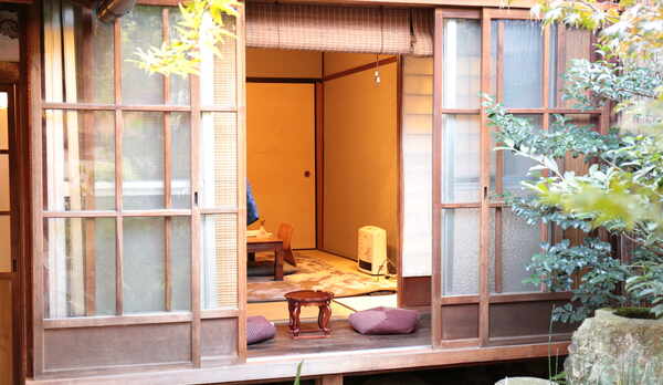 広い奥の庭が見渡せる、縁側付きのお部屋。西陣の町家を満喫。