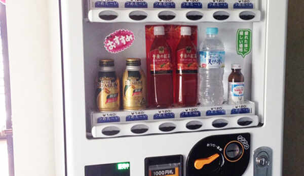 【自動販売機】4階にございます。（水・ジュース・コーヒー他）※別でビールもあります