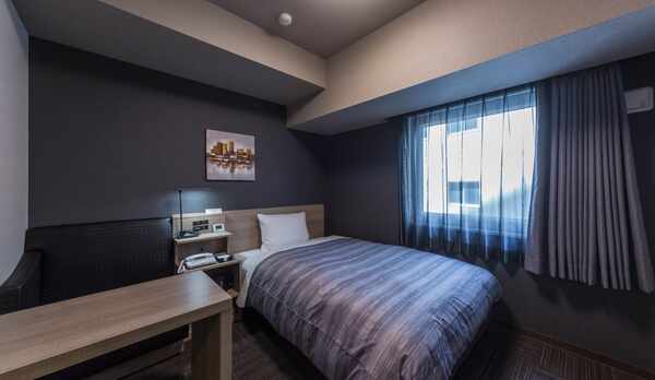  スタンダードシングルルーム：ベッドサイズ130&times;200(cm)　40型液晶TVを設置