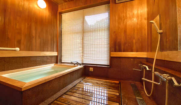 【貸切風呂】木のぬくもり溢れる浴室でゆったり。お湯は上桂川の伏流水を使用しております。ミネラル豊富で