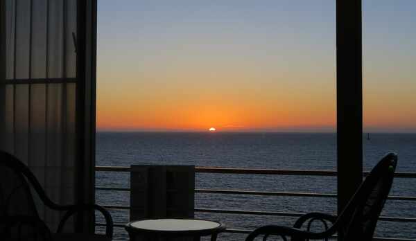 客室から相川湾の夕陽を望む