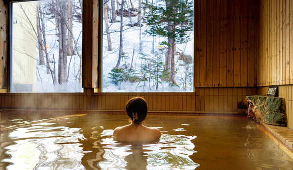 【大浴場】しんしんと降る雪景色を眺めながら、源泉掛け流しの名湯に芯から癒される贅沢