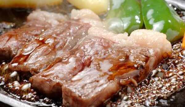 オリジナルソースのステーキ