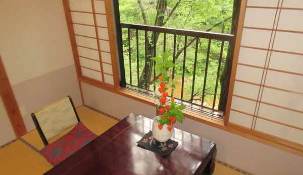 *【本館和室（一例）】自然に囲まれた癒しのお部屋。全室から中ノ沢川を眺められます。