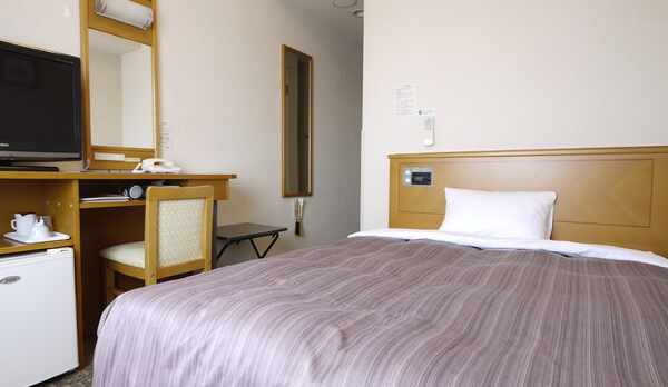 シングルルームはベッド幅140ｃｍのセミダブルベッド仕様のため、ゆっくりお寛ぎ頂けます。