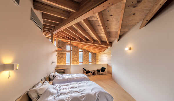 【風車】吹き抜け側のベッドルーム