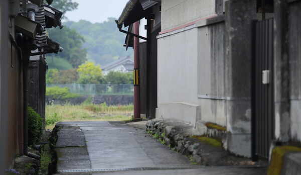 田んぼに続く路地奥にひっそりと佇む小宿
