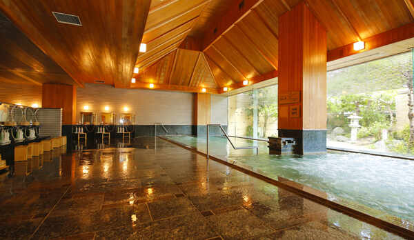 ガラス張りの壁一面から四季折々の風情を感じられます。