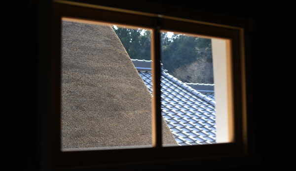 窓から見える茅葺き屋根（古楽）