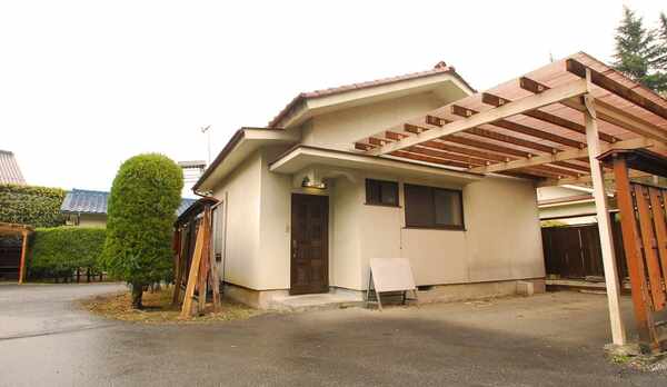 *外観/生垣に囲まれた静かな戸建ての離れで気兼ねなくお過ごしいただけます。