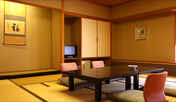 広々とした和室にてごゆっくりお過ごしください。