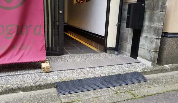 ・入り口に段差は御座いません