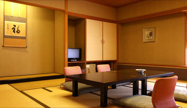 広々とした和室にてごゆっくりお過ごしください。