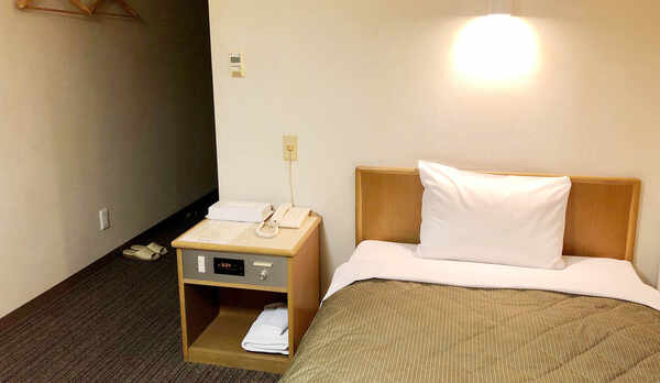 ・【シングルルーム】ハンガーにスーツをかけられるので出張に最適です