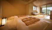 【本館・たろうの庵】８帖＋６帖の露天風呂付きモダン和室◆あらかじめ布団を敷いております。