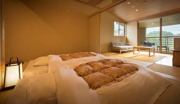 【本館・たろうの庵】８帖＋６帖の露天風呂付きモダン和室◆あらかじめ布団を敷いております。
