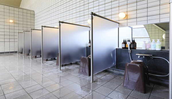 温泉浴場_洗い場には仕切りが新設されました！