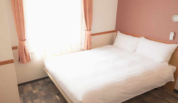 【エコノミーダブルルーム】ベッド幅140㎝で広々、ベッド下に中型キャリーケース収納可能