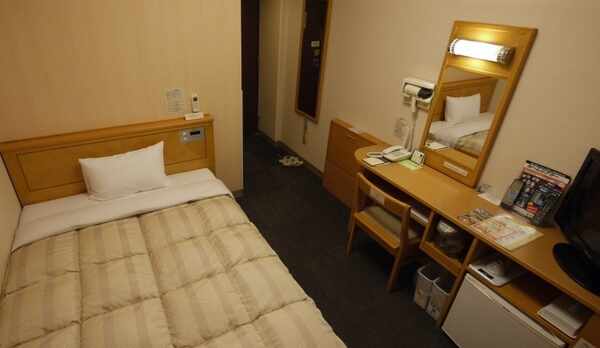 【シングルルーム】セミダブルサイズのベッドでゆったり♪全室空気清浄加湿器・無料Wi-Fi完備！