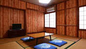【和室】バリアフリー対応可能な木のぬくもり溢れる和室。お部屋のすぐ横に車いす対応トイレがあります。
